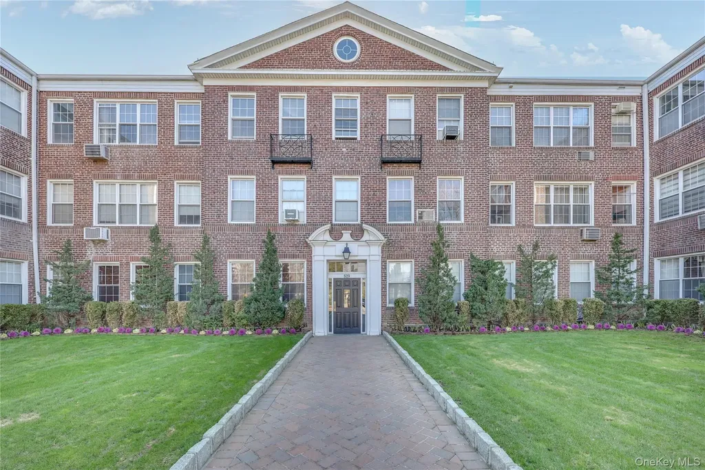 819 Broadway Woodmere NY 11598
