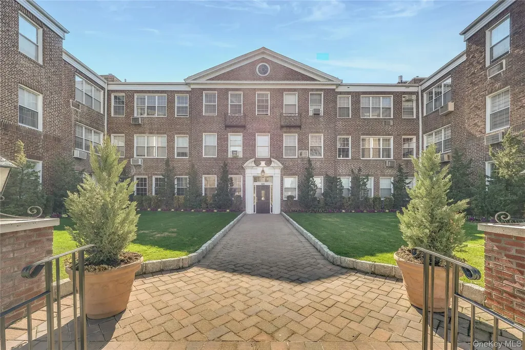 819 Broadway Woodmere NY 11598