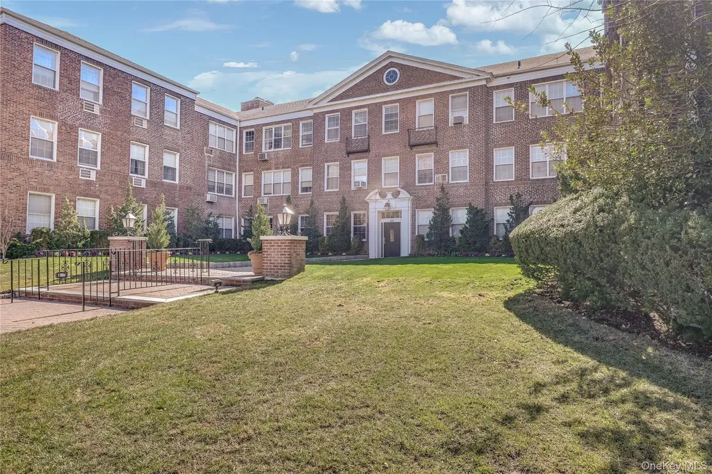 819 Broadway Woodmere NY 11598