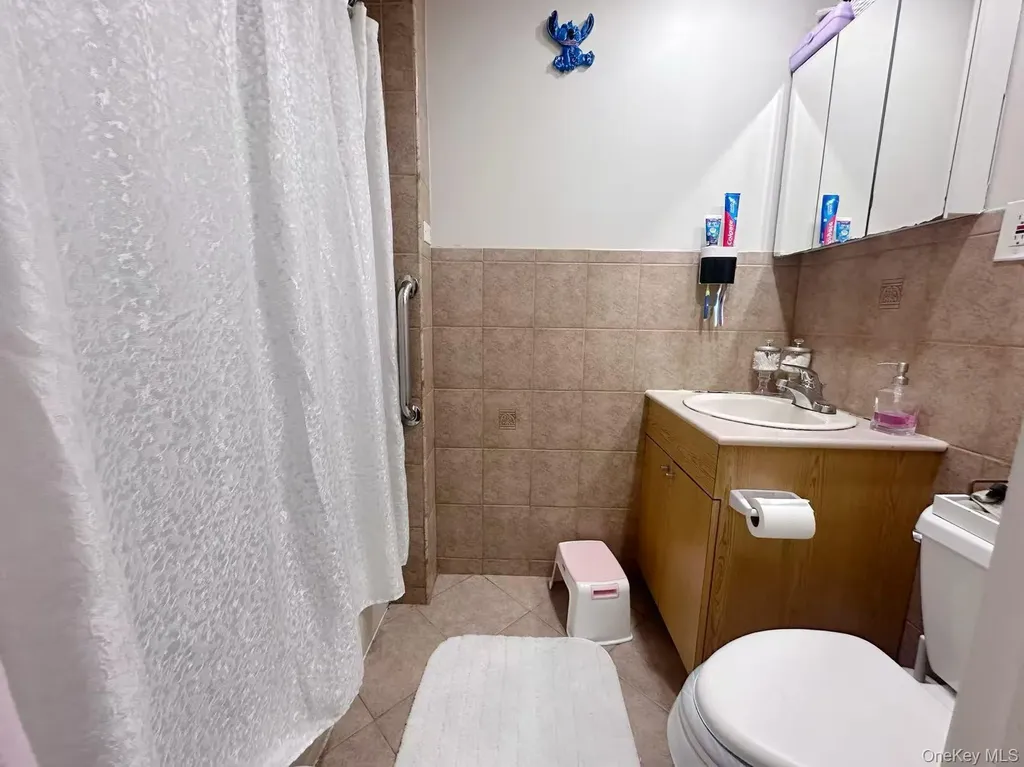 74-25 64th Place Ridgewood NY 11385