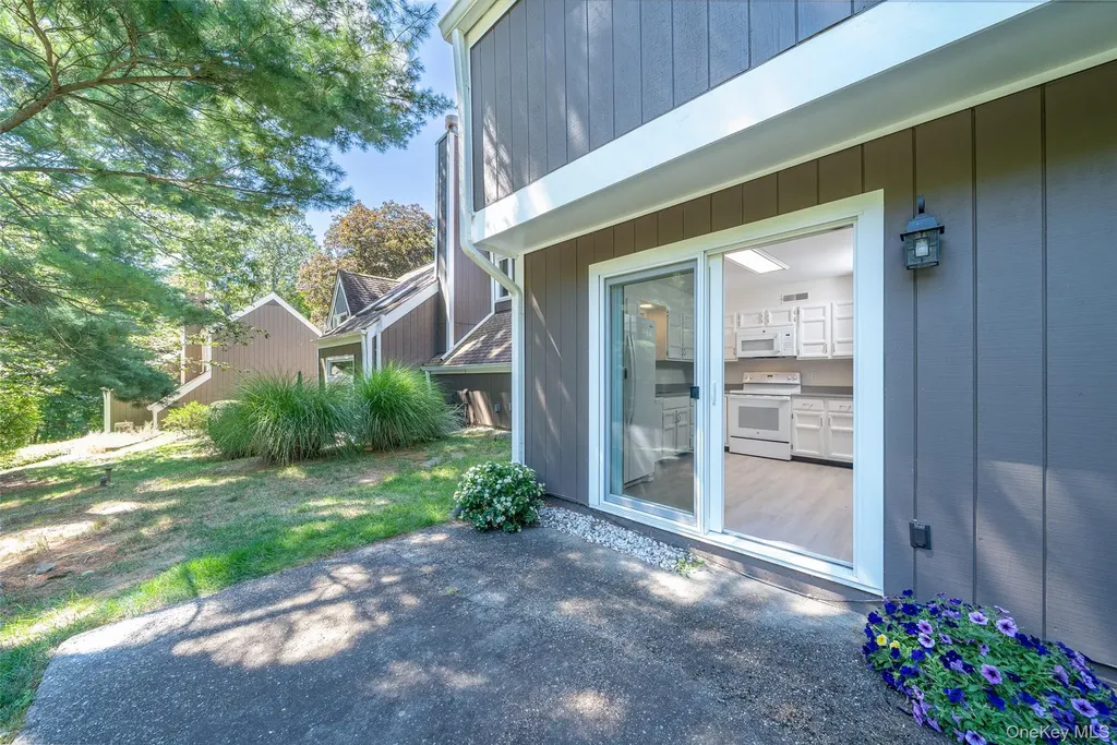 10 Grove Mews Chappaqua NY 10514