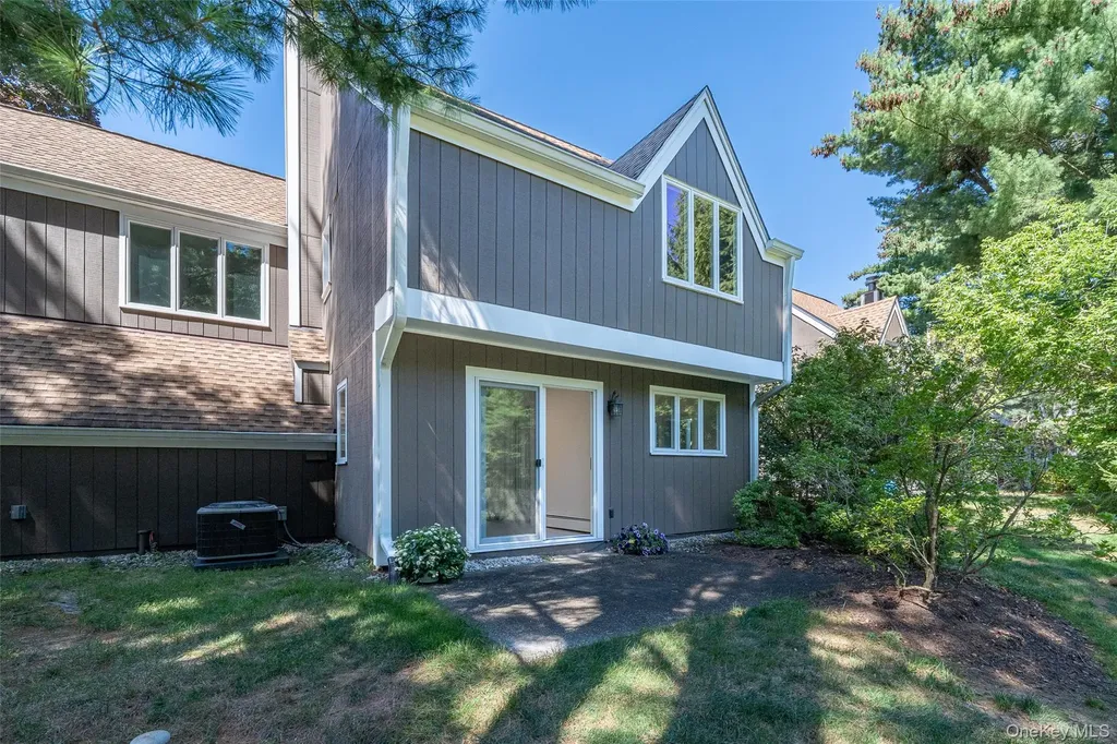 10 Grove Mews Chappaqua NY 10514