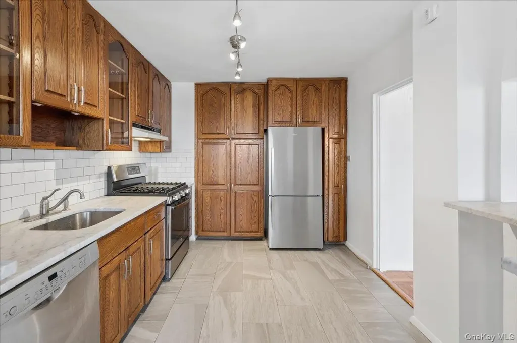 3935 Blackstone Avenue Bronx NY 10471
