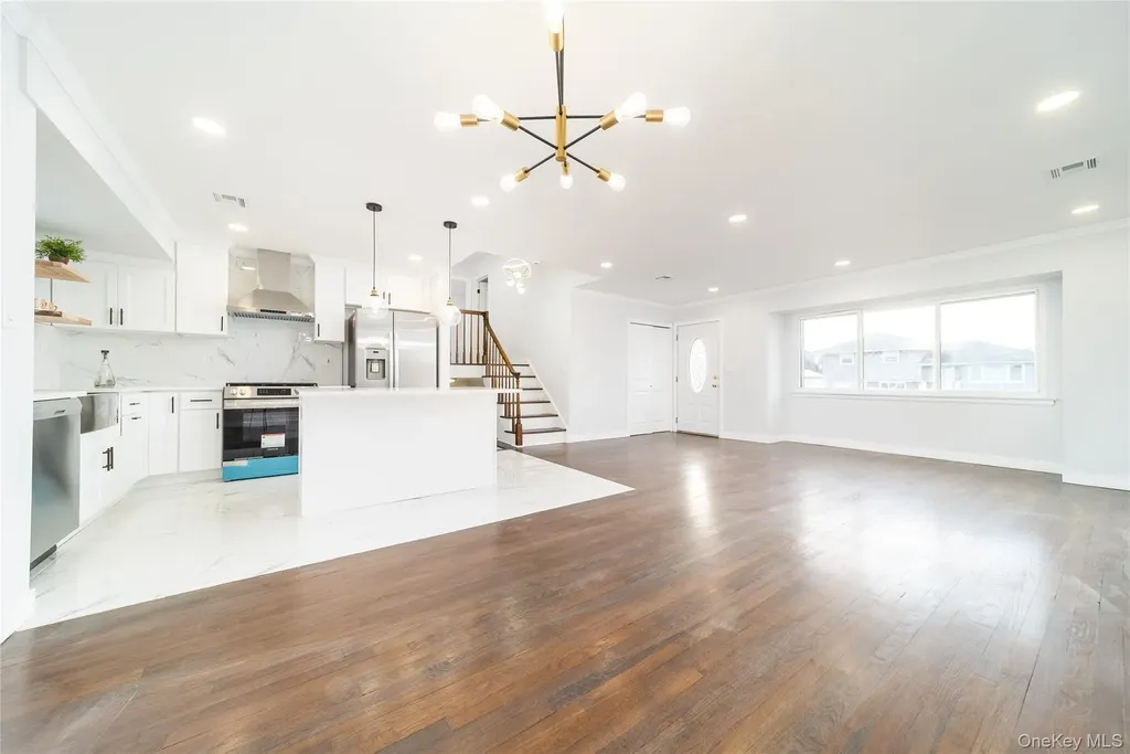 8 Spector Lane Plainview NY 11803