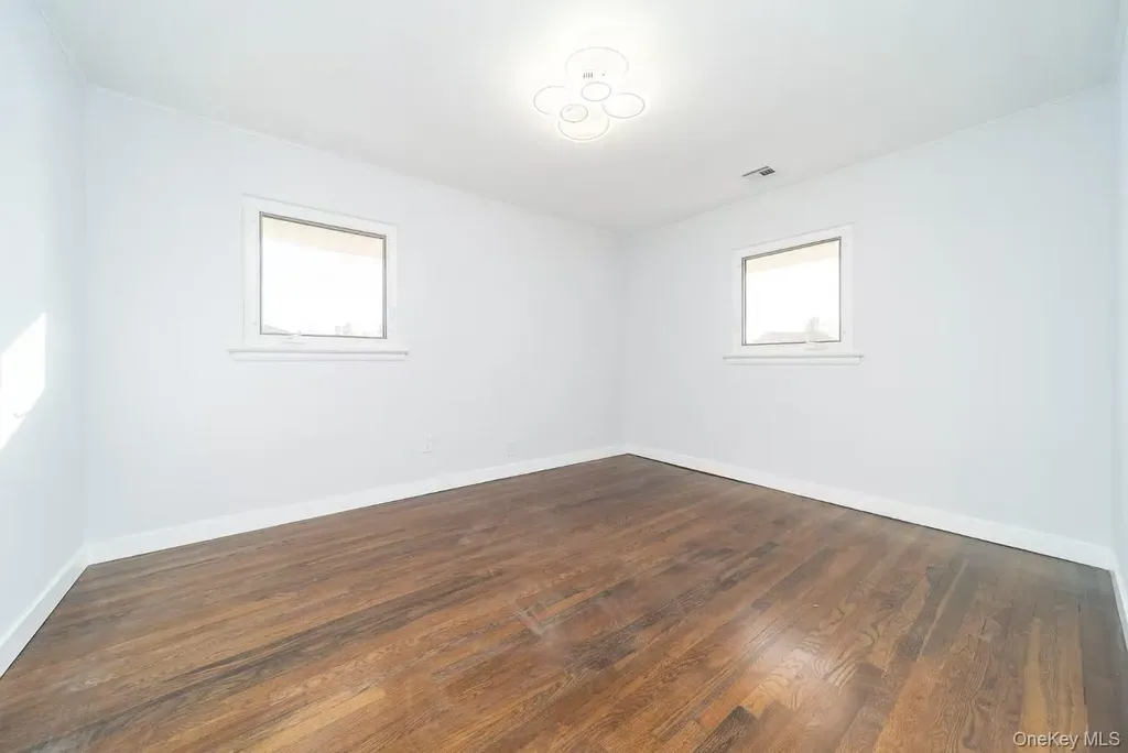 8 Spector Lane Plainview NY 11803