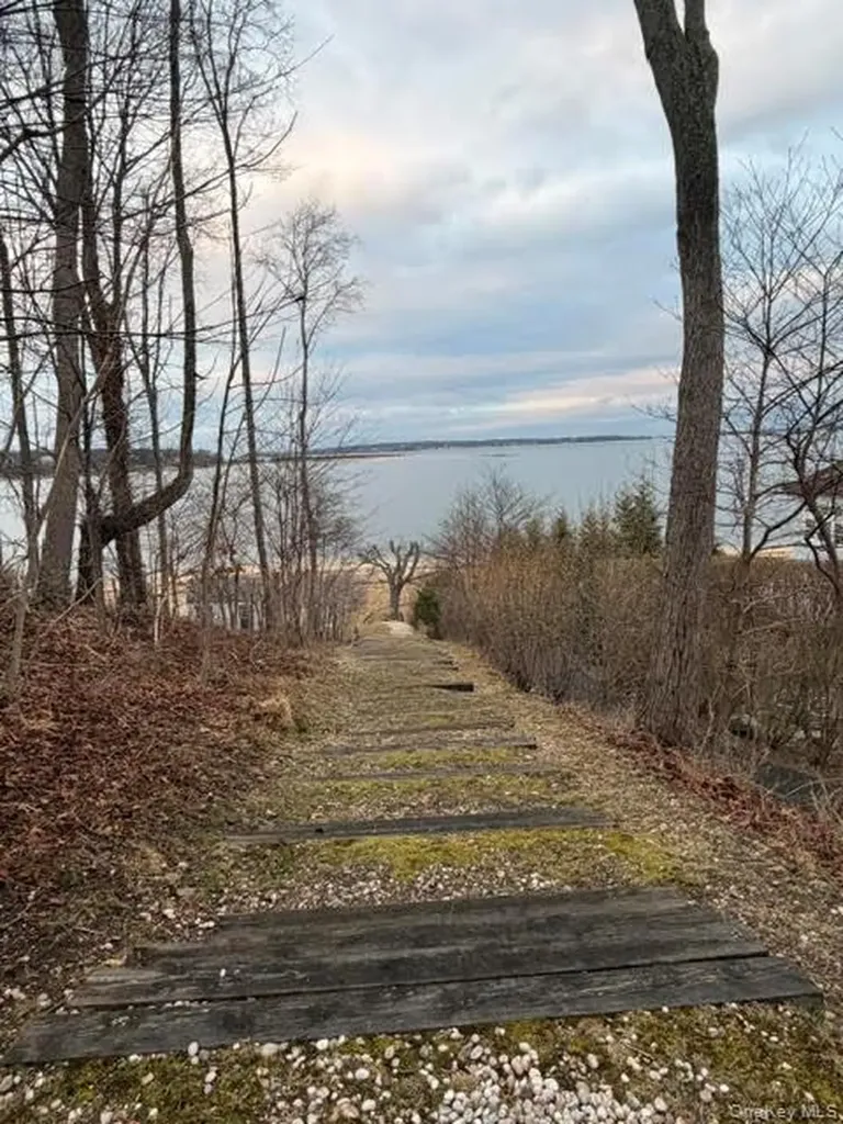 21 Lloyd Haven Drive Lloyd Harbor NY 11743