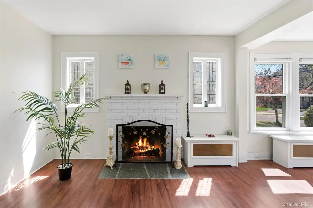 5 Burbury Lane Great Neck NY 11023