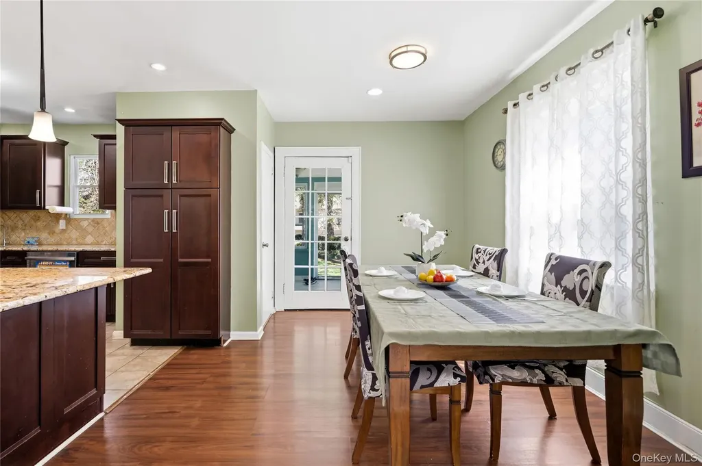 5 Burbury Lane Great Neck NY 11023