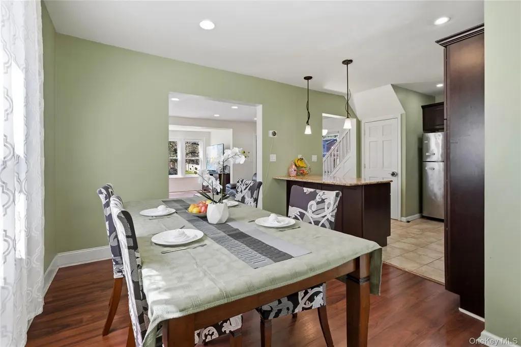 5 Burbury Lane Great Neck NY 11023