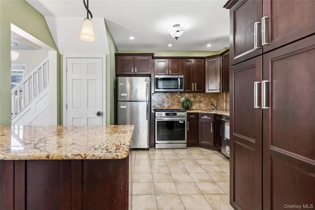 5 Burbury Lane Great Neck NY 11023