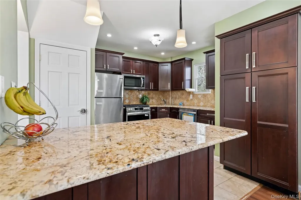 5 Burbury Lane Great Neck NY 11023