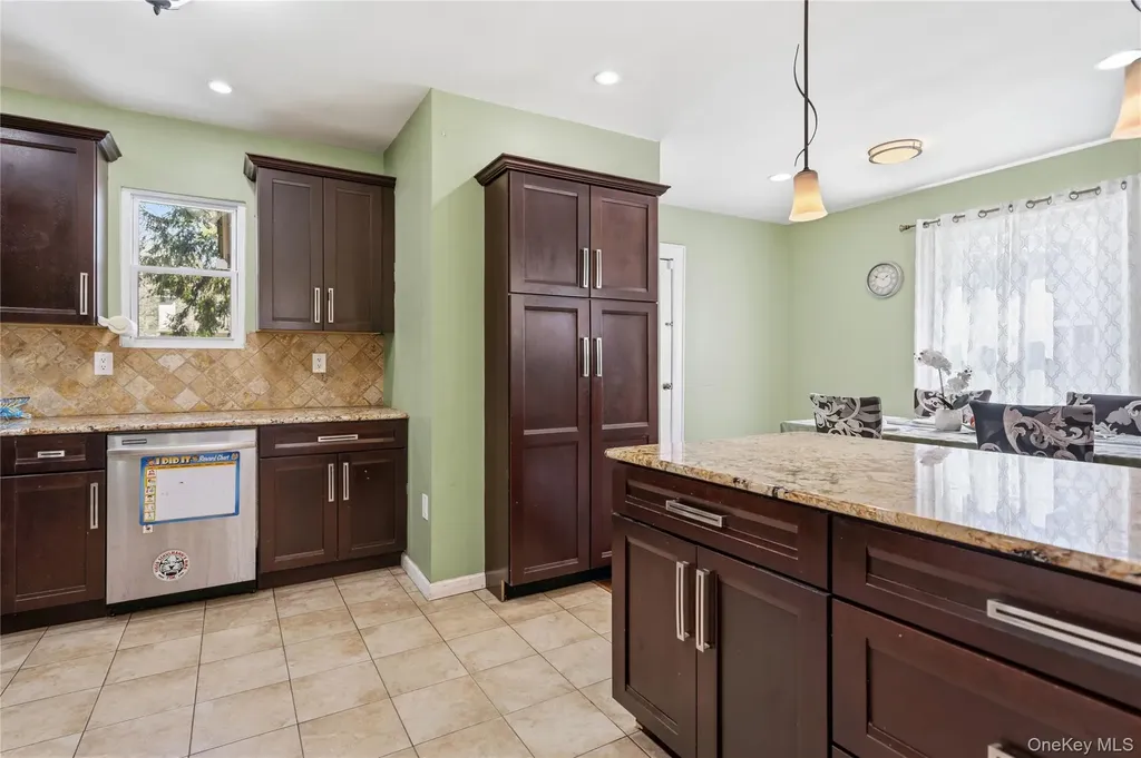 5 Burbury Lane Great Neck NY 11023