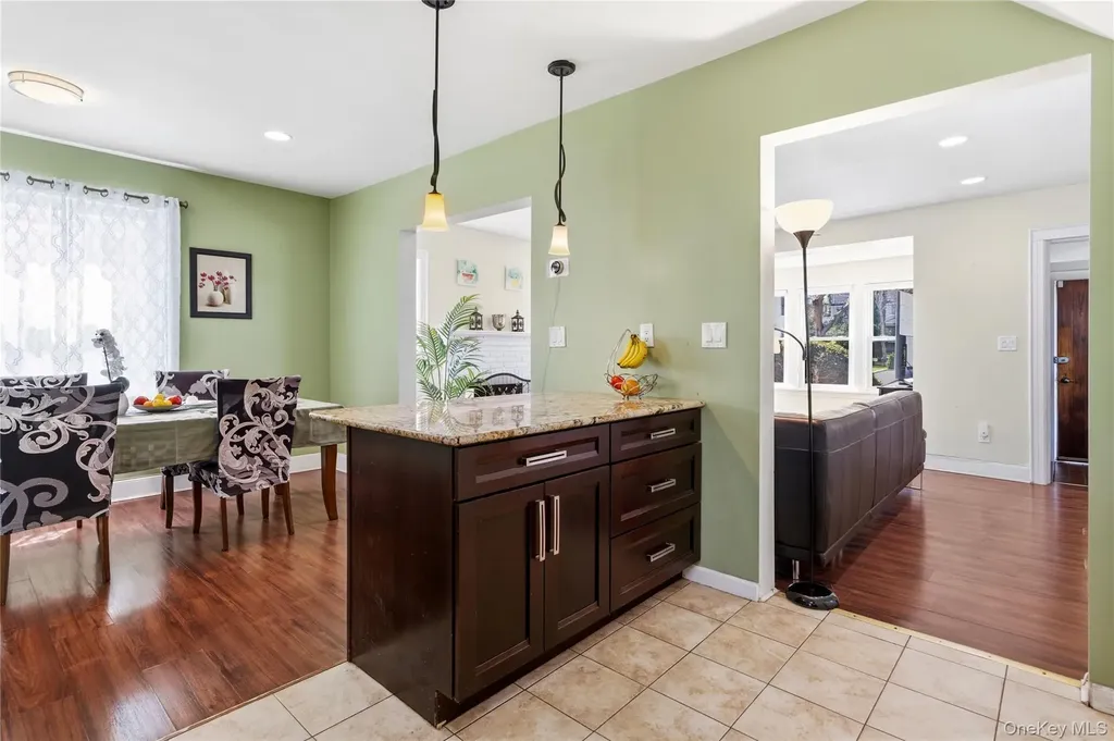 5 Burbury Lane Great Neck NY 11023