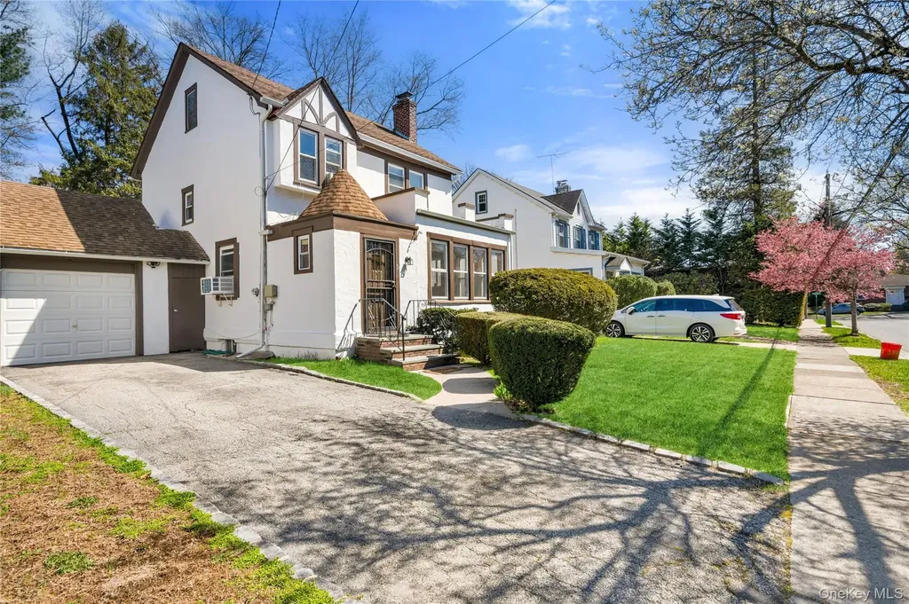 5 Burbury Lane Great Neck NY 11023