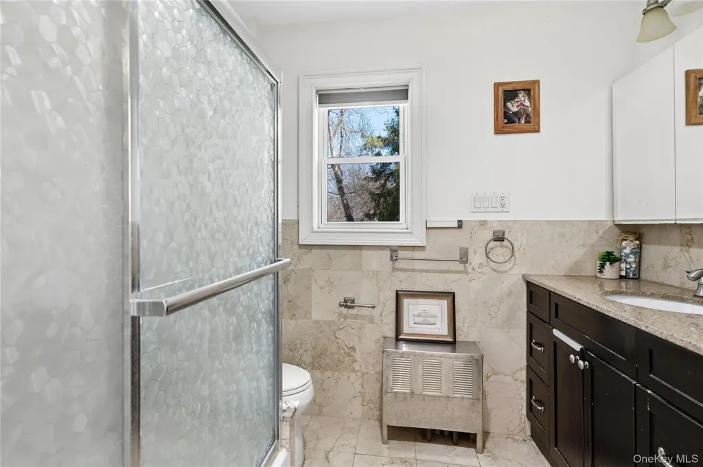 5 Burbury Lane Great Neck NY 11023