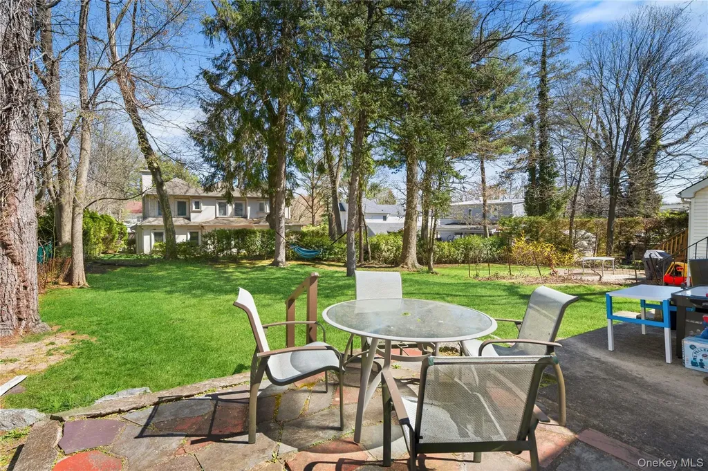 5 Burbury Lane Great Neck NY 11023