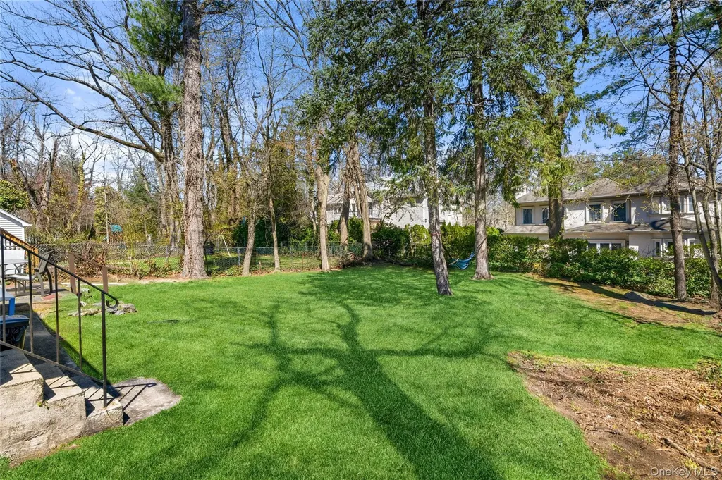 5 Burbury Lane Great Neck NY 11023
