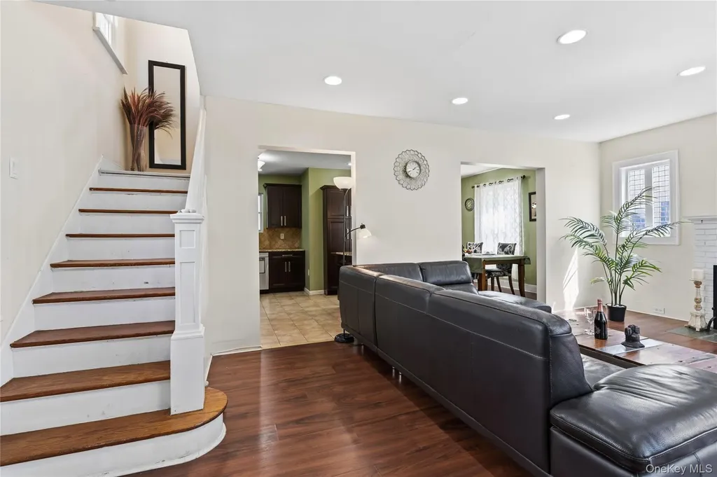 5 Burbury Lane Great Neck NY 11023