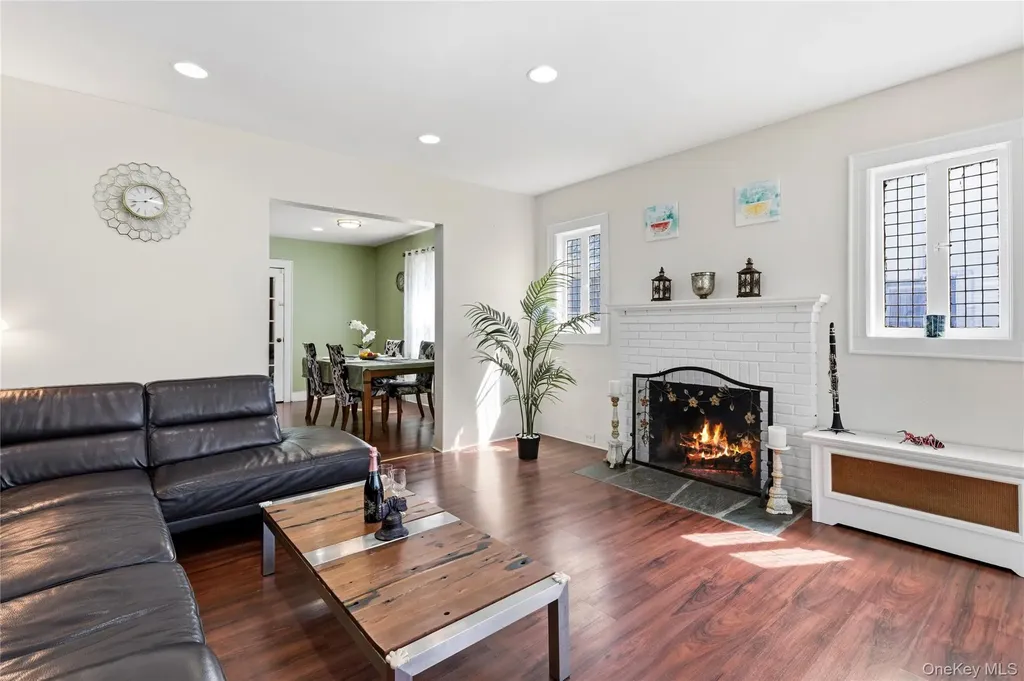 5 Burbury Lane Great Neck NY 11023