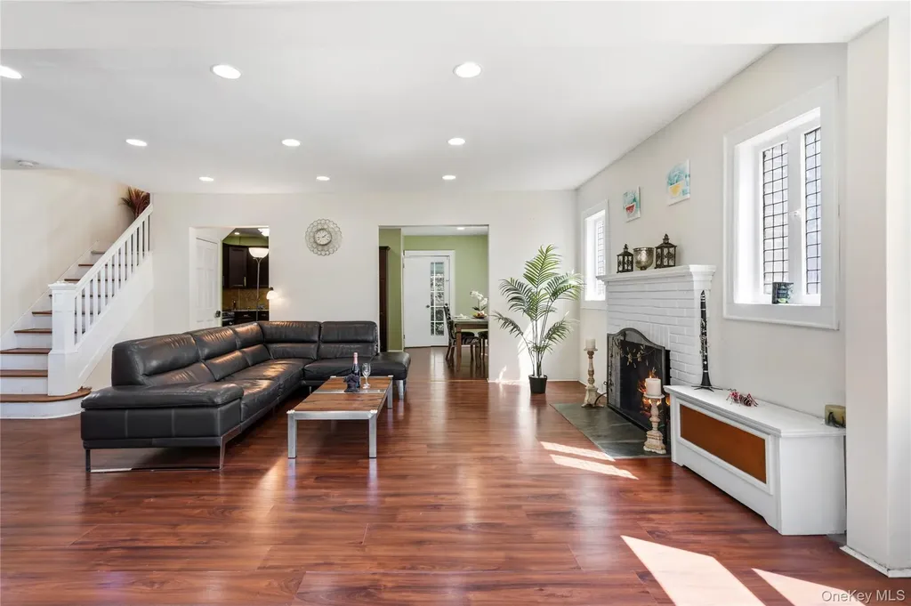 5 Burbury Lane Great Neck NY 11023
