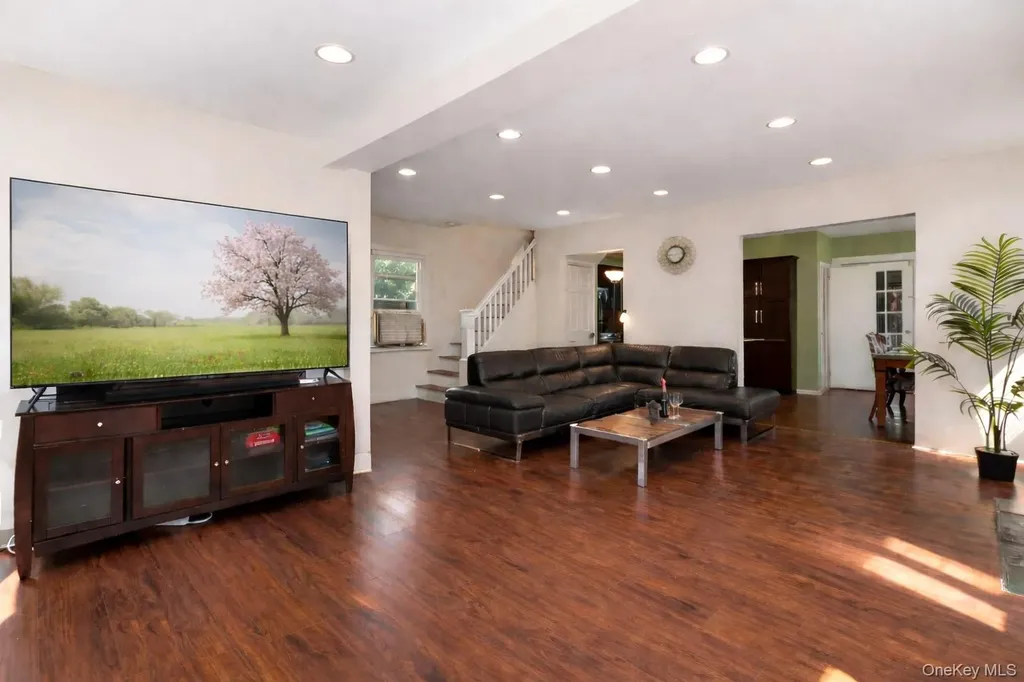 5 Burbury Lane Great Neck NY 11023