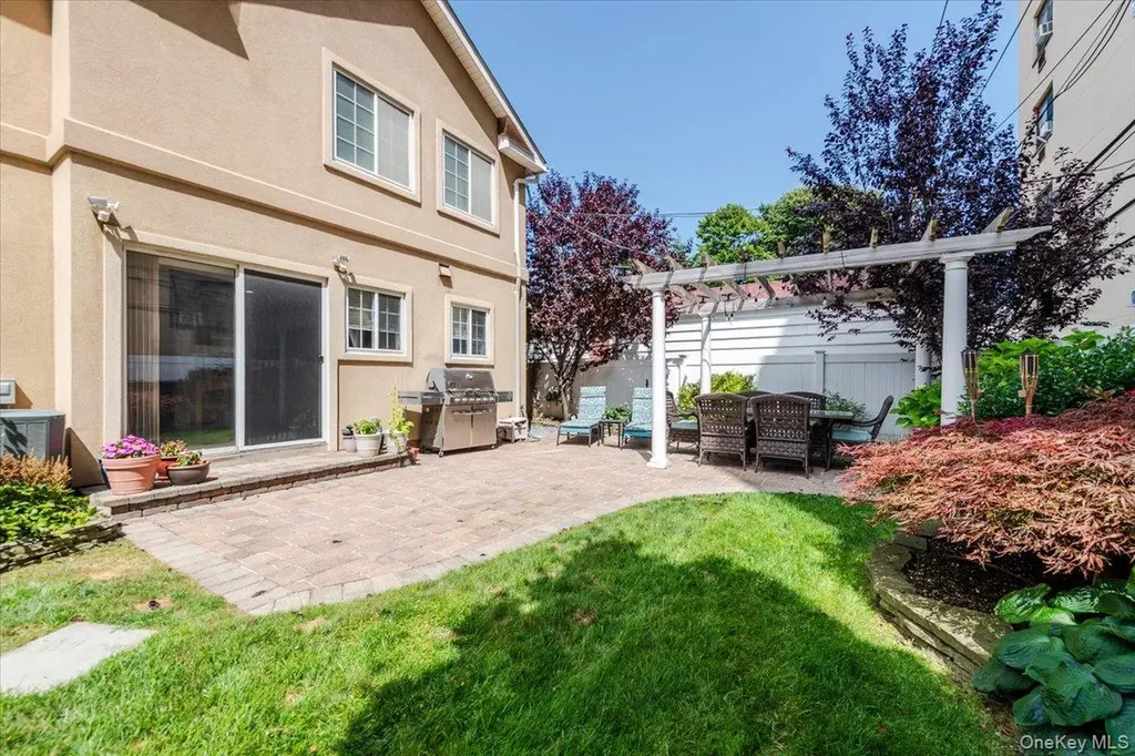 40 E Penn Street Long Beach NY 11561