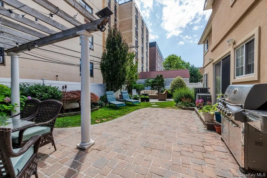 40 E Penn Street Long Beach NY 11561