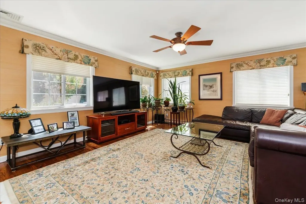 40 E Penn Street Long Beach NY 11561