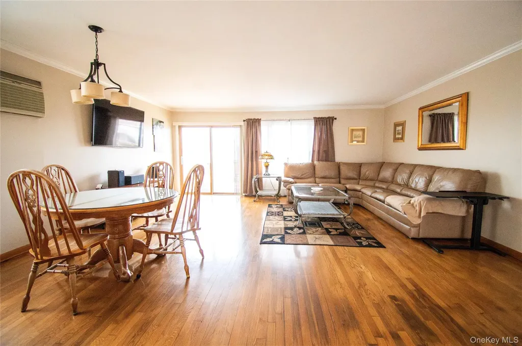 51 E 2nd Street Freeport NY 11520