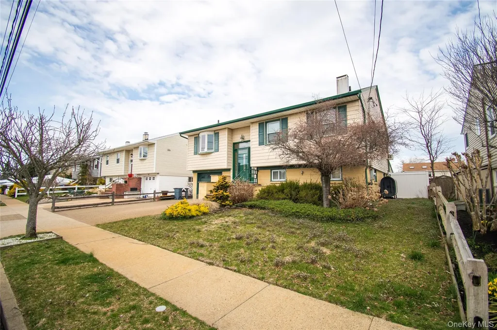 51 E 2nd Street Freeport NY 11520