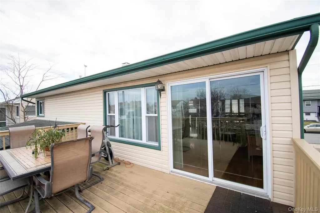 51 E 2nd Street Freeport NY 11520