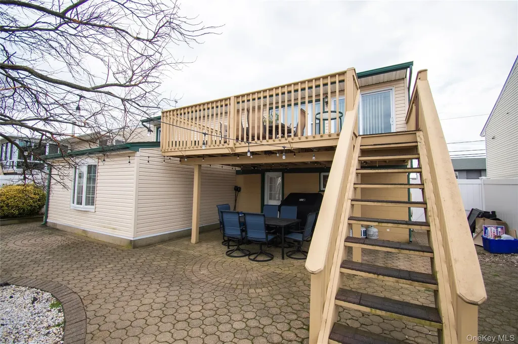 51 E 2nd Street Freeport NY 11520