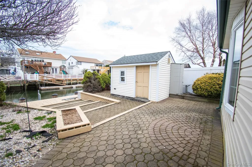 51 E 2nd Street Freeport NY 11520