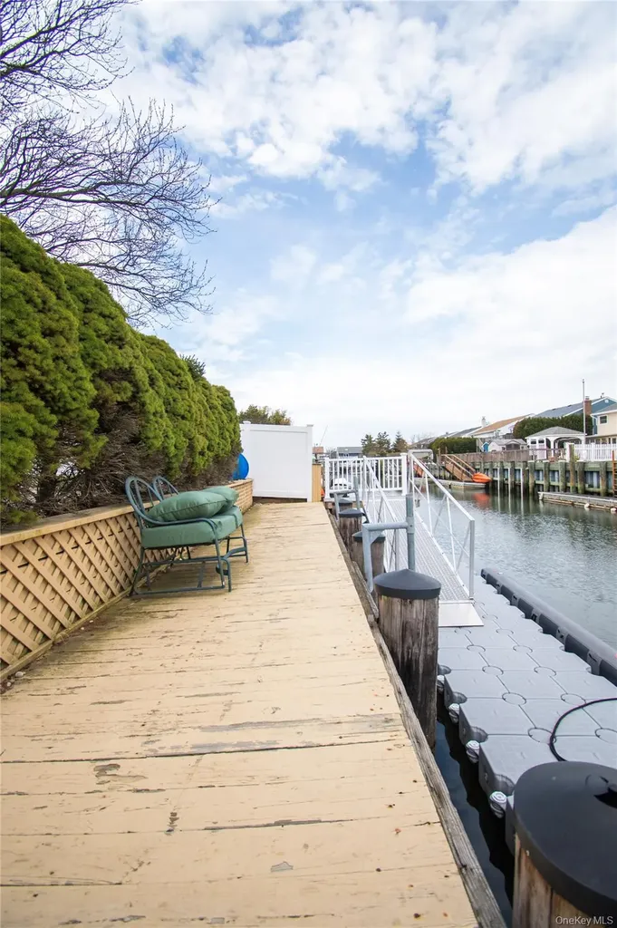 51 E 2nd Street Freeport NY 11520