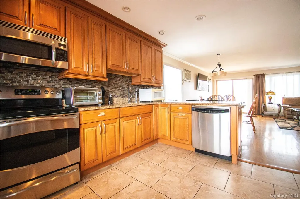51 E 2nd Street Freeport NY 11520