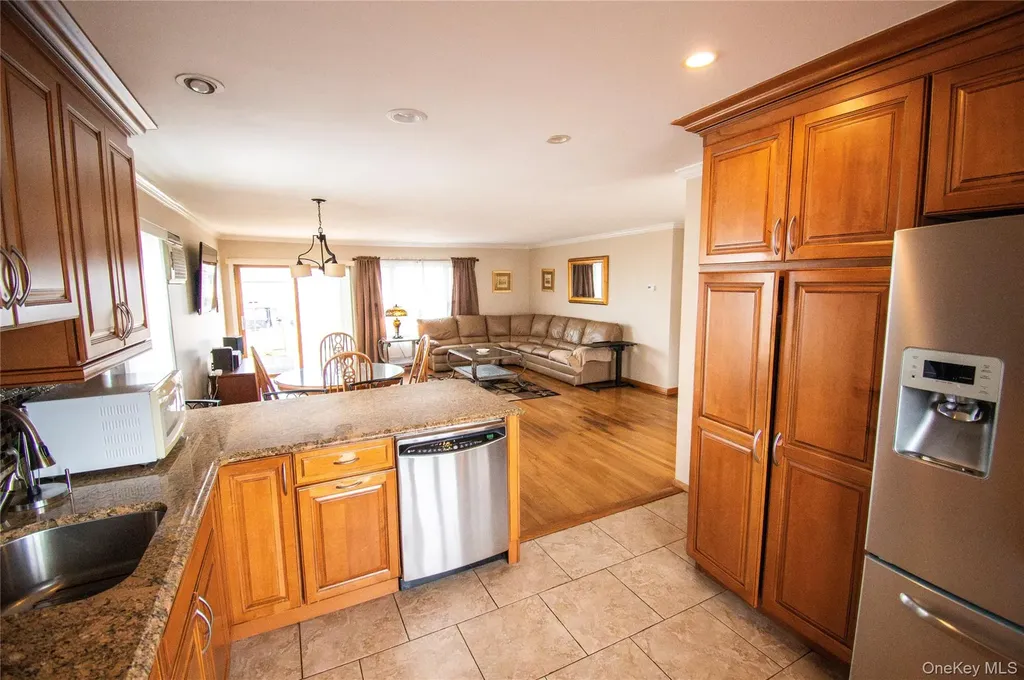 51 E 2nd Street Freeport NY 11520