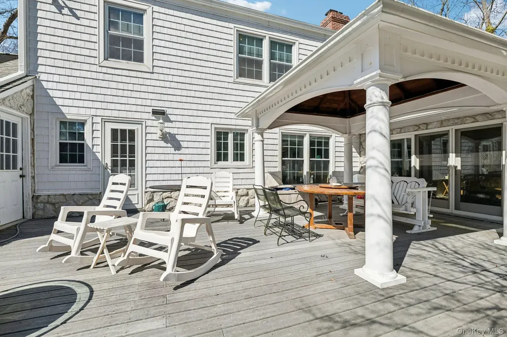 2 Three Pond Road Smithtown NY 11787