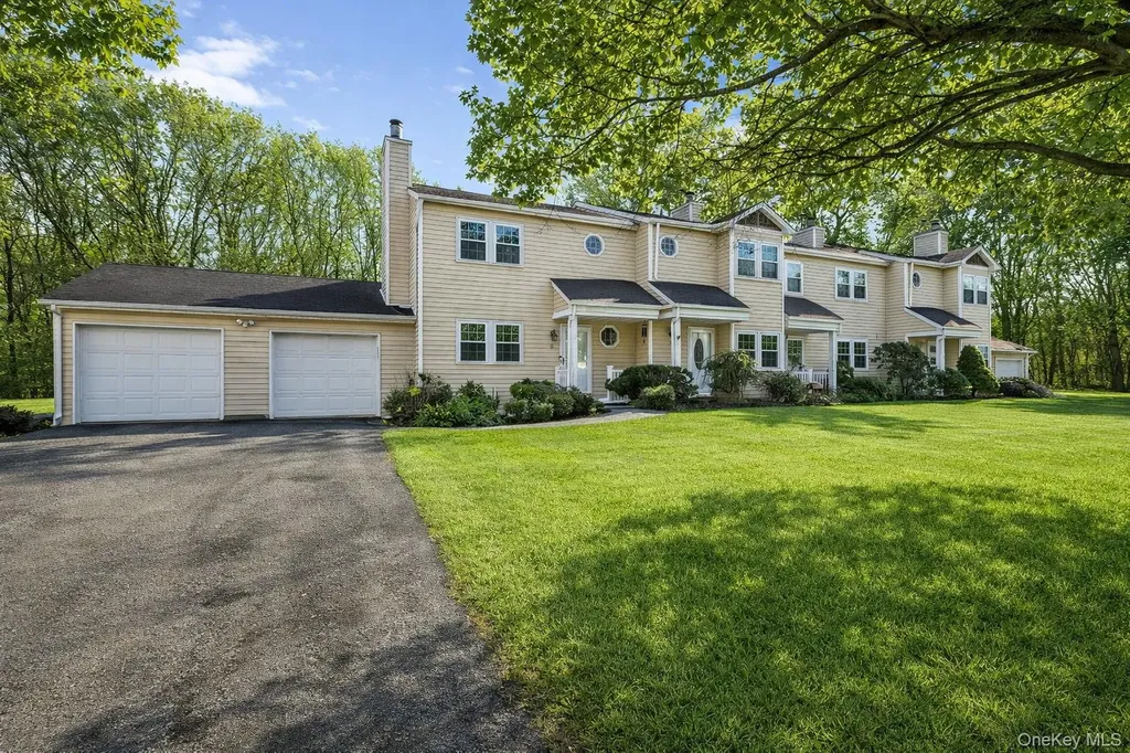 8 Huntington Commons Yaphank NY 11980