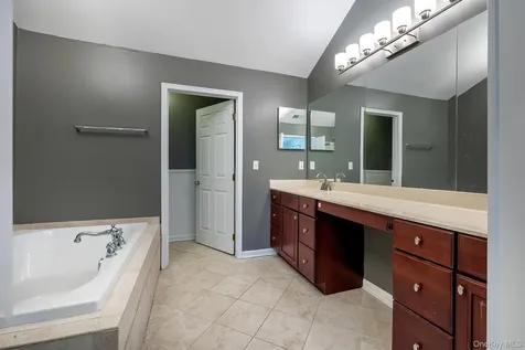 811 Huntington Drive Fishkill NY 12524