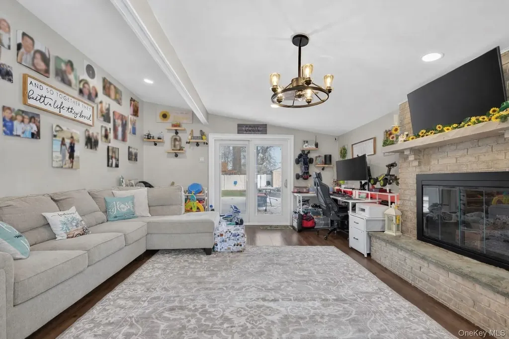 8 Duane Drive Ronkonkoma NY 11779
