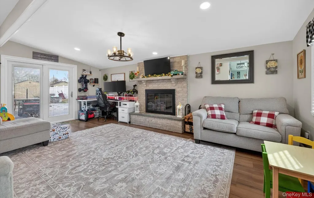 8 Duane Drive Ronkonkoma NY 11779