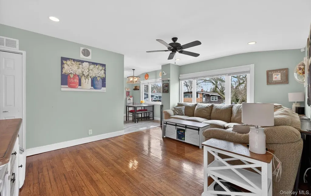 8 Duane Drive Ronkonkoma NY 11779