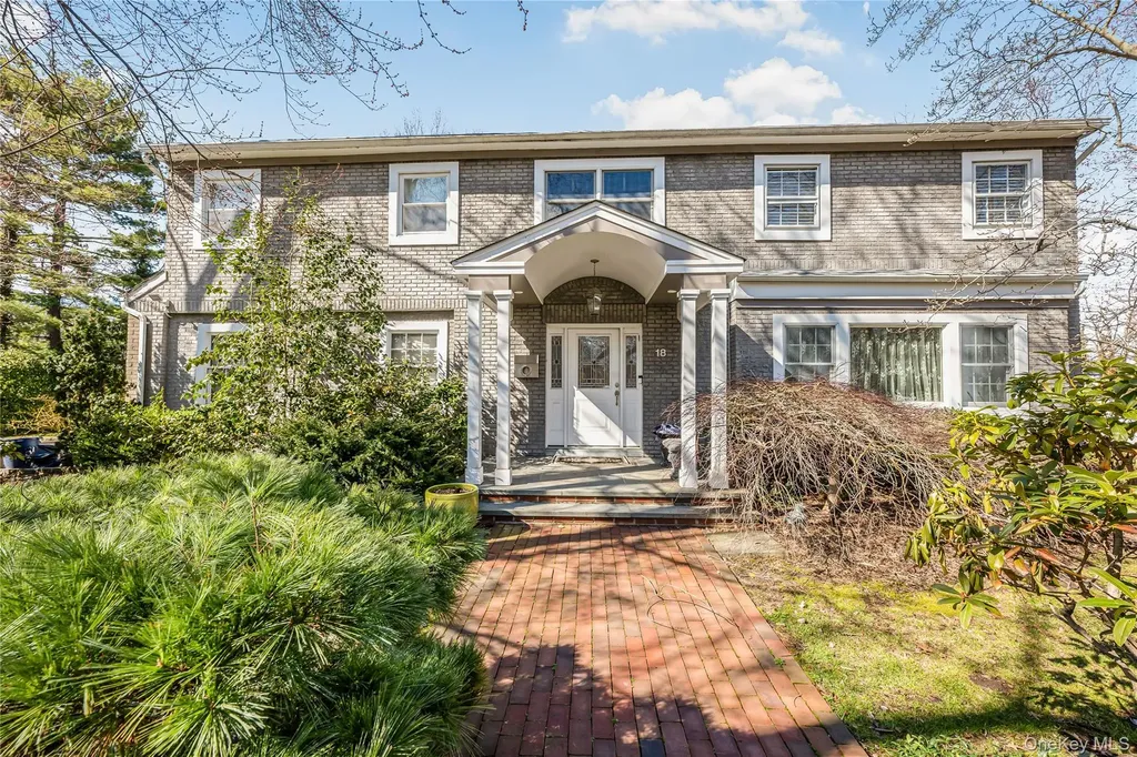 18 Woodland Road Roslyn NY 11576