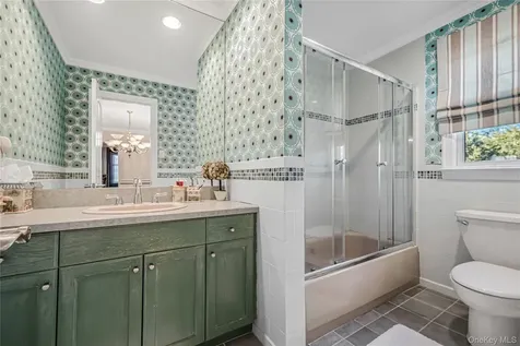 18 Woodland Road Roslyn NY 11576