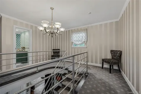 18 Woodland Road Roslyn NY 11576