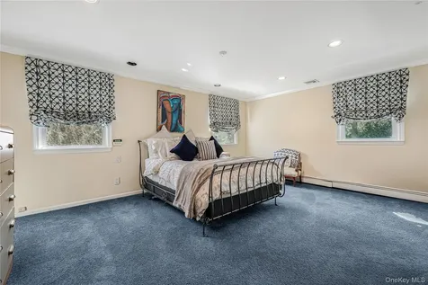 18 Woodland Road Roslyn NY 11576