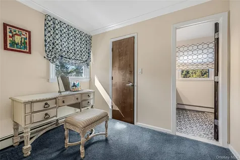 18 Woodland Road Roslyn NY 11576