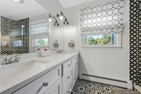 18 Woodland Road Roslyn NY 11576
