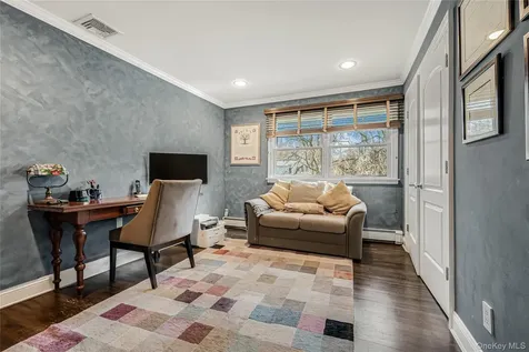18 Woodland Road Roslyn NY 11576