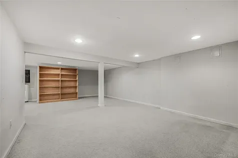 18 Woodland Road Roslyn NY 11576